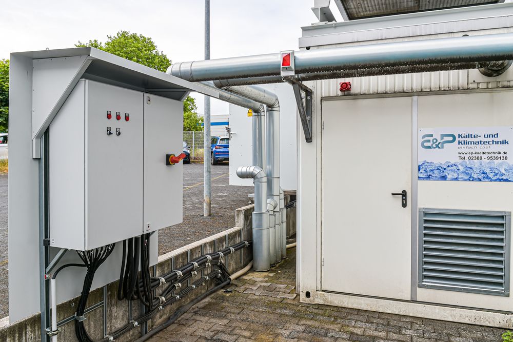 Fertig montierter Anlagencontainer mit Schaltkasten und gedämmten Rohrleitungen, Kaltwassersatz Dortmund