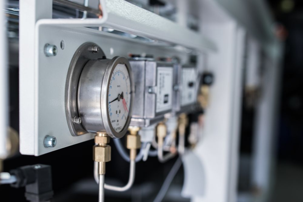 Manometer und Druckschalter am Verdichtergestell der Interims-Kälteanlage