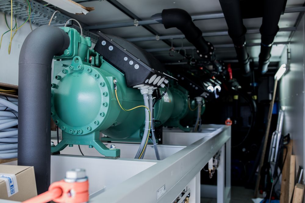 Verdichter der Interims-Kälteanlage im Inneren des Überseecontainers