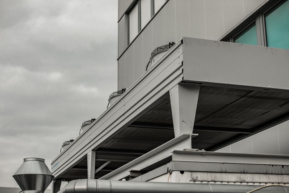 Verflüssiger mit Ventilatoren auf dem Überseecontainer der Interims-Kälteanlage